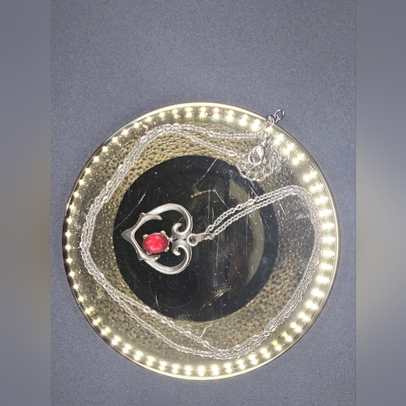 Silver heart pendant necklace with red gemstone. - Picture 7 of 9